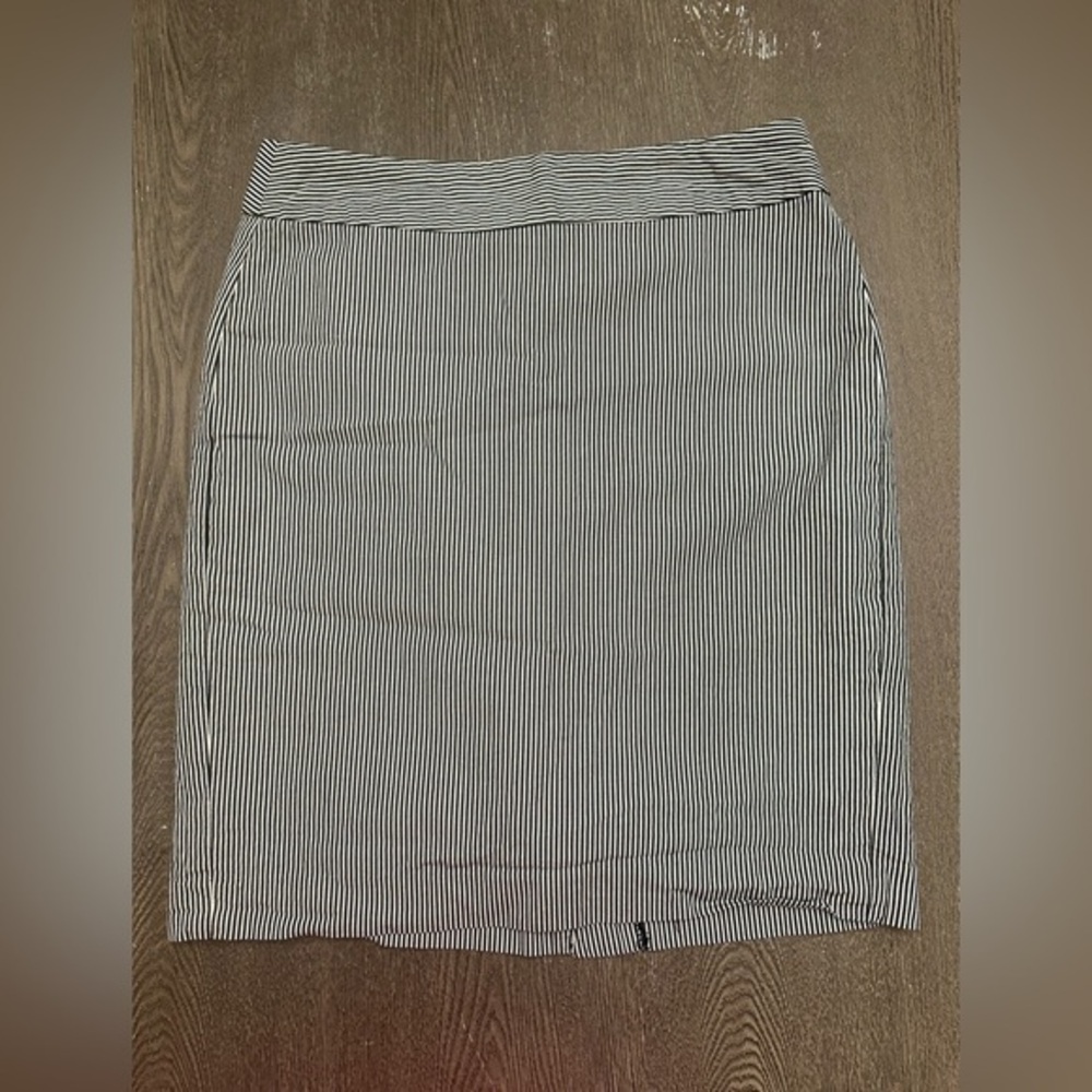 BANANA REPUBLIC NAVY AND WHITE STRIPED BUSINESS CASUAL SKIRT - Size 4 SKU:452